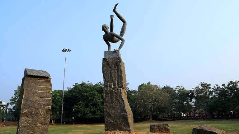 മാനാഞ്ചിറയിലെ പുഷപ്പ് എടുക്കുന്ന ഗാന്ധി യഥാര്‍ത്ഥത്തില്‍ ആരാണ്?