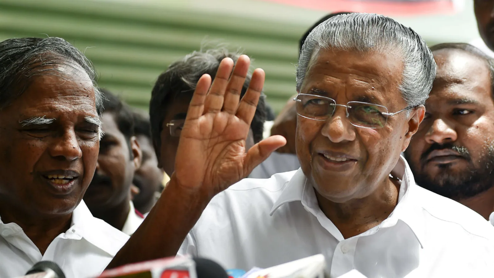 അമിതനിരക്ക്: വിമാനക്കമ്പനികളുമായി കേന്ദ്രം ചർച്ച നടത്തണമെന്ന് മുഖ്യമന്ത്രി