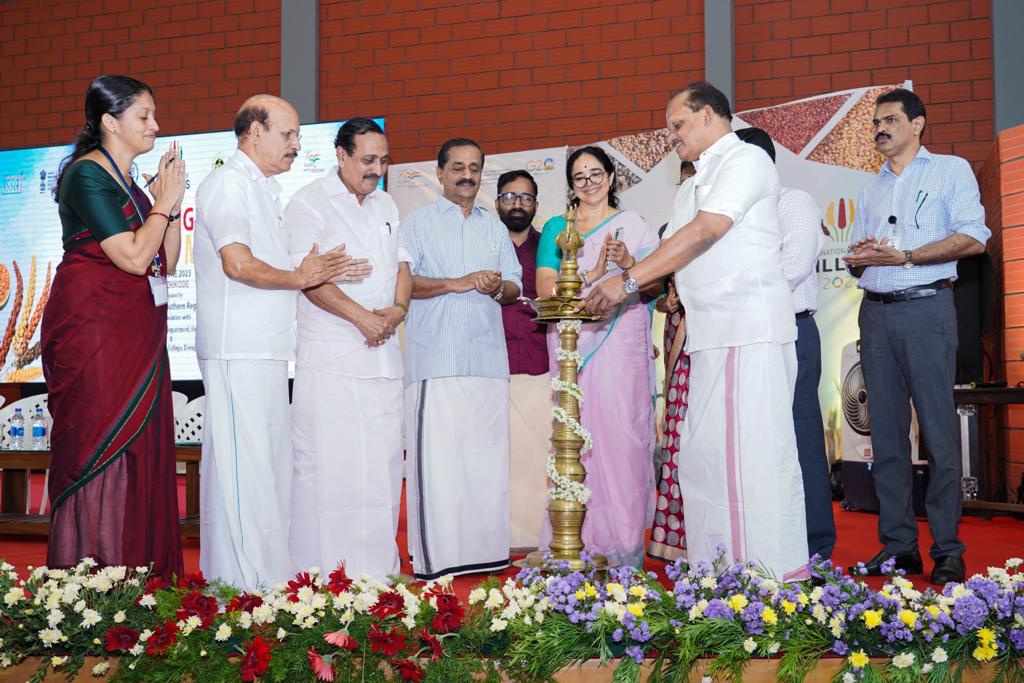ദേവഗിരി കോളേജിൽ ഈറ്റ് റൈറ്റ് മില്ലറ്റ് മേള സംഘടിപ്പിച്ചു
