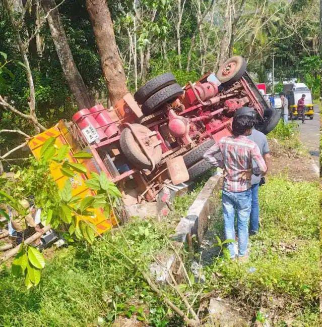 കണ്ണൂരില്‍ ലോറി മറിഞ്ഞ് ഒരു മരണം, kannur accident news, SIR (Special Intensive Revision) BLO suicide (Aneesh George) Electoral roll revision Local body elections 2025 Kerala panchayat polls Mattannur municipality, Super League Kerala Kannur Warriors FC Malappuram FC Kerala Super League 2025, Shot dead Vellora Rubber plantation shooting Man shot dead Kannur, കണ്ണൂർ വാർത്തകൾ (Kannur Varthakal) Kannur news today Thalassery news Payyannur news,