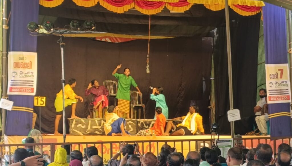 കോഴിക്കോട് റവന്യൂ ജില്ലാ കലോത്സവത്തിന് വർണ്ണാഭമായ തുടക്കം