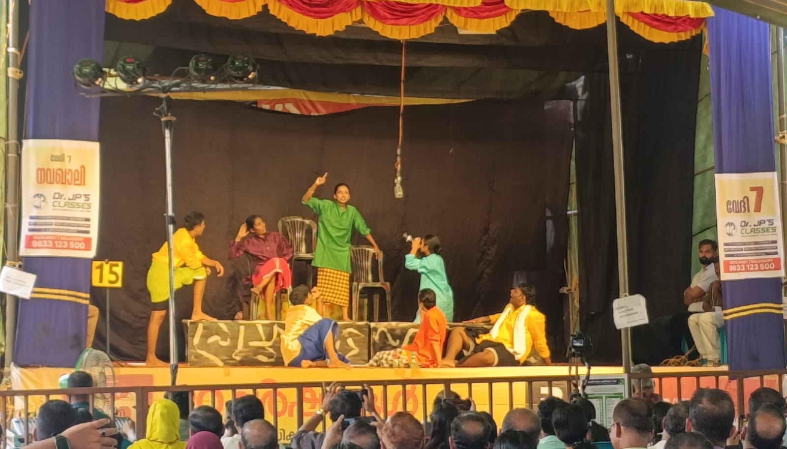 കോഴിക്കോട് റവന്യൂ ജില്ലാ കലോത്സവത്തിന് വർണ്ണാഭമായ തുടക്കം