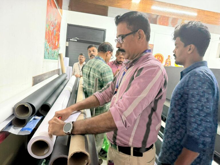 പ്രിന്റിങ് പ്രസ്സുകളിൽ പരിശോധ തുടരുന്നു; നിരോധിത പ്രിന്റിങ് വസ്തുക്കൾ പിടിച്ചെടുത്തു, - banned plastic Kozhikode - PVC ban Kerala - plastic ban raid Kozhikode - LSGD plastic seizure eco friendly printing materials Kozhikode - cloth banner printing Calicut banned flex printing Kozhikode - plastic carry bag ban Calicut banned books Kerala - censored publications India fake currency printing Kozhikode