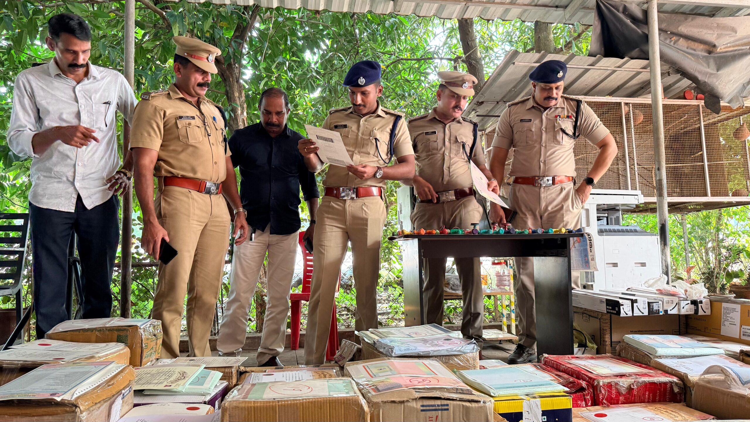 വ്യാജ സർട്ടിഫിക്കറ്റ് നിർമ്മാണ റാക്കറ്റ് : അധ്യാപകനടക്കം നിരവധി പേർ അറസ്റ്റിൽ,