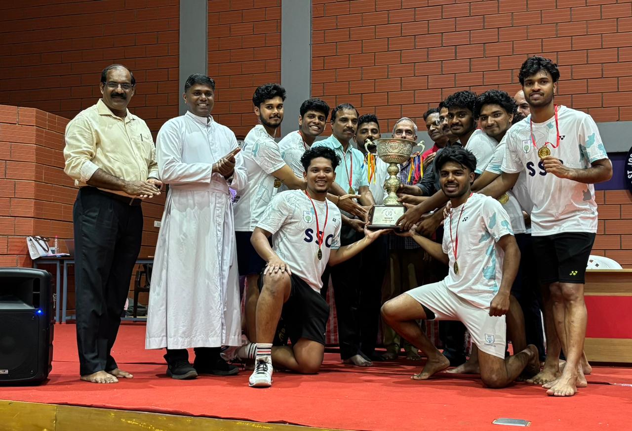 ഇൻ്റർസോൺ ബാഡ്മിൻ്റൺ: അരീക്കോട് എസ്. എസ് കോളേജ് ജേതാക്കൾ