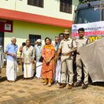 കണിയാമ്പറ്റയിൽ പ്രവർത്തിക്കുന്ന സർക്കാർ വൃദ്ധസദനത്തിലെ അന്തേവാസികൾ കൊമാച്ചി പാർക്കിലേക്ക് നടത്തിയ ഉല്ലാസയാത്ര കമ്പളക്കാട്‌ പോലീസ് സ്‌റ്റേഷന്‍ഇസ്പെക്ടര്‍ എം.എ സന്തോഷ് ഫ്‌ളാഗ് ഓഫ് ചെയ്യുന്നു