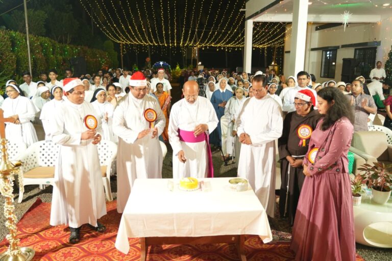 ജെ പി ഐയിൽ ക്രിസ്മസ് ആഘോഷം, ജെ പി ഐ ക്രിസ്മസ് ആഘോഷത്തിന് ബിഷപ് മാർ റമീജിയോസ് ഇഞ്ചനാനിയിൽ കേക്ക് മുറിക്കുന്നു.