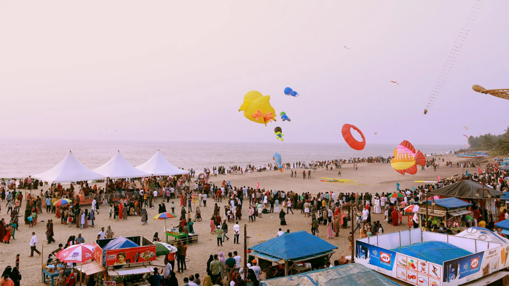 ബേപ്പൂര്‍ വാട്ടര്‍ഫെസ്റ്റ്: ബീച്ച് സ്‌പോര്‍ട്‌സ് മത്സരങ്ങള്‍ക്ക് നാളെ തുടക്കം Crowded beach with colorful kites.